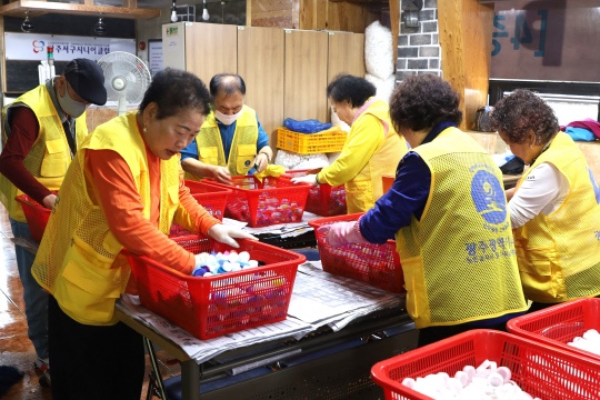 시니어자원 순환매니저로 활동하는 어르신들. [노인인력개발원 제공]